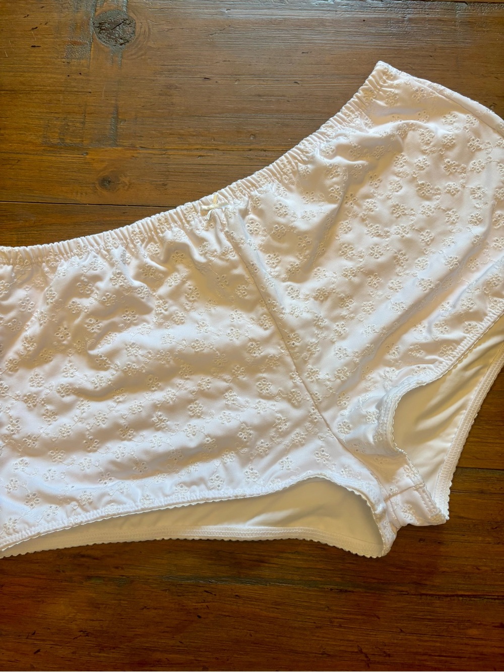 NWOT Frankie’s bikinis white eyelet swim shorts